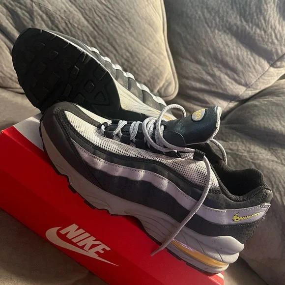 Brand New SZ 7y Nike Air Max . Never Worn still in box - Picture 3 of 4